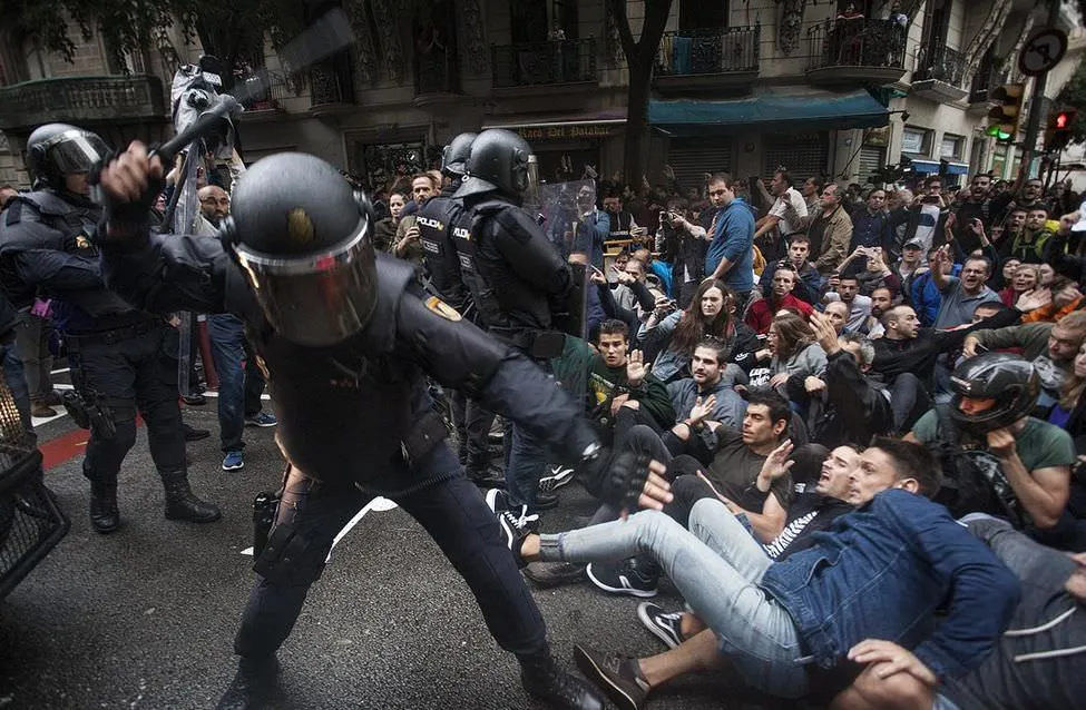 Police charging on Sardenya with Diputació streets after the eviction of the Ramón Llull school (Robert Bonet / Wikipedia) Police charging on Sardenya with Diputació streets after the eviction of the Ramón Llull school (Robert Bonet / Wikipedia)